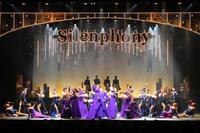 「Ｓｉｌｅｎｐｈｏｎｙ」の翼和希（中央）＝新橋演舞場