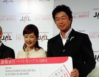 中村雅俊（右）と五十嵐淳子さん夫妻＝２００４年１１月