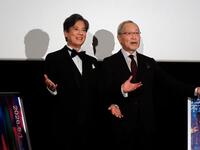 映画「ミステリー・サークル」の舞台挨拶を行った唐沢寿明（左）と神康幸プロデューサー