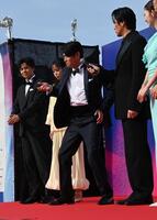仮面ライダーアギトに変身する賀集利樹（撮影・持木克友）