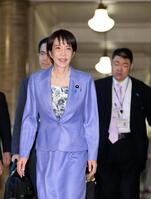 国会内を移動する高市首相＝４月