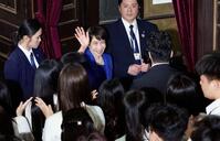 演説を終え、手を振って会場を後にする高市首相＝２日、ハノイ（共同）