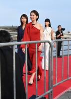 レッドカーペットで登壇する（左から）黒島結菜、北川景子、山崎七海（撮影・持木克友）