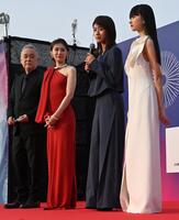 あいさつをする（左から）瀬々敬久、北川景子、黒島結菜、山崎七海（撮影・持木克友）