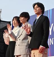 カメラに向かって手を振る（左から）宮沢りえ、内山ヤクルト・・拓也拓也、北村匠海（撮影・持木克友）