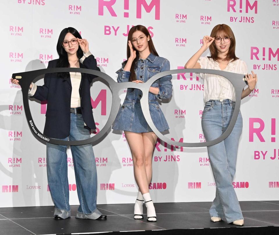 　めがね姿でポーズを決める（左から）ＭＩＳＡＭＯのＭＩＮＡ、ＳＡＮＡ、ＭＯＭＯ（撮影・持木克友）