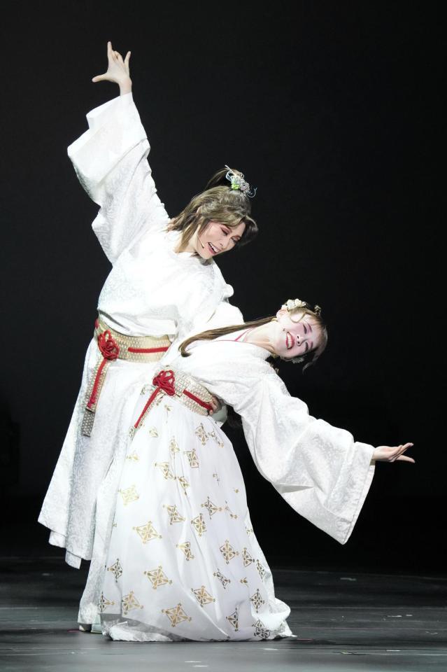 「たまきはる　命の雫」の翼和希（左）と千咲えみ