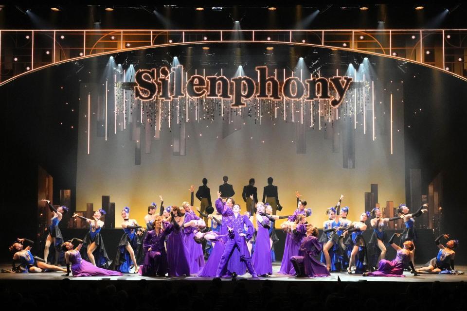 「Ｓｉｌｅｎｐｈｏｎｙ」の翼和希（中央）＝新橋演舞場