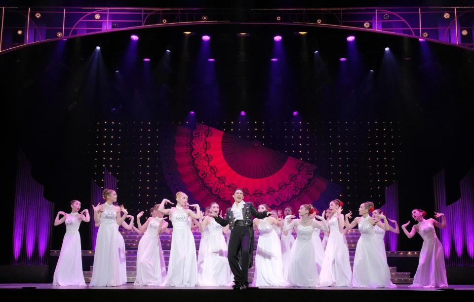 「Ｓｉｌｅｎｐｈｏｎｙ」の翼和希（中央）＝新橋演舞場