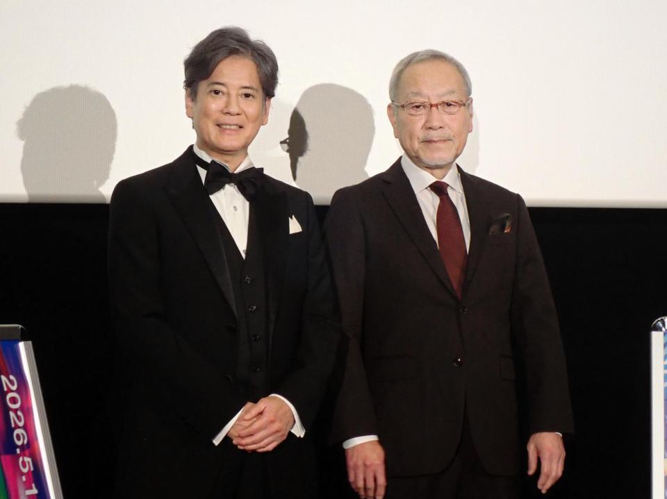 映画「ミステリー・サークル」の舞台挨拶を行った唐沢寿明（左）と神康幸プロデューサー