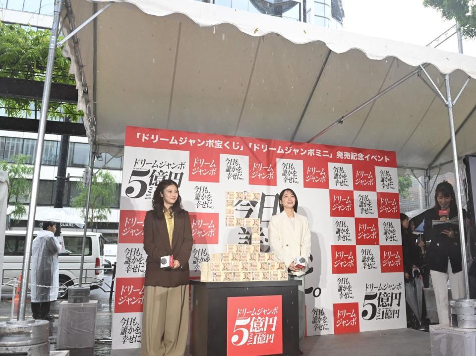 今田美桜（左）と吉岡里帆＝１日