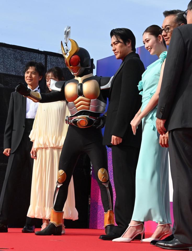 カメラに向かってポーズを決めるアギト（（左）から３人目）と要潤＝横浜赤レンガパーク（撮影・持木克友）