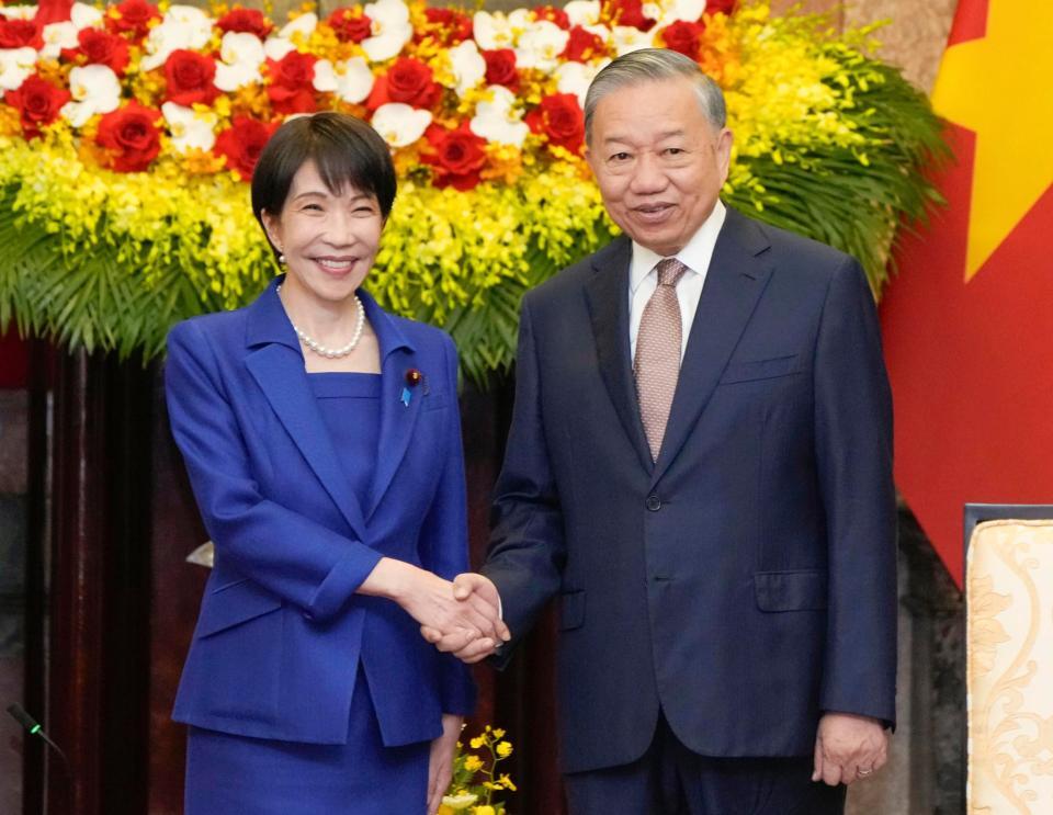 ベトナムのトー・ラム共産党書記長（右）と握手する高市首相＝２日、ハノイ（共同）