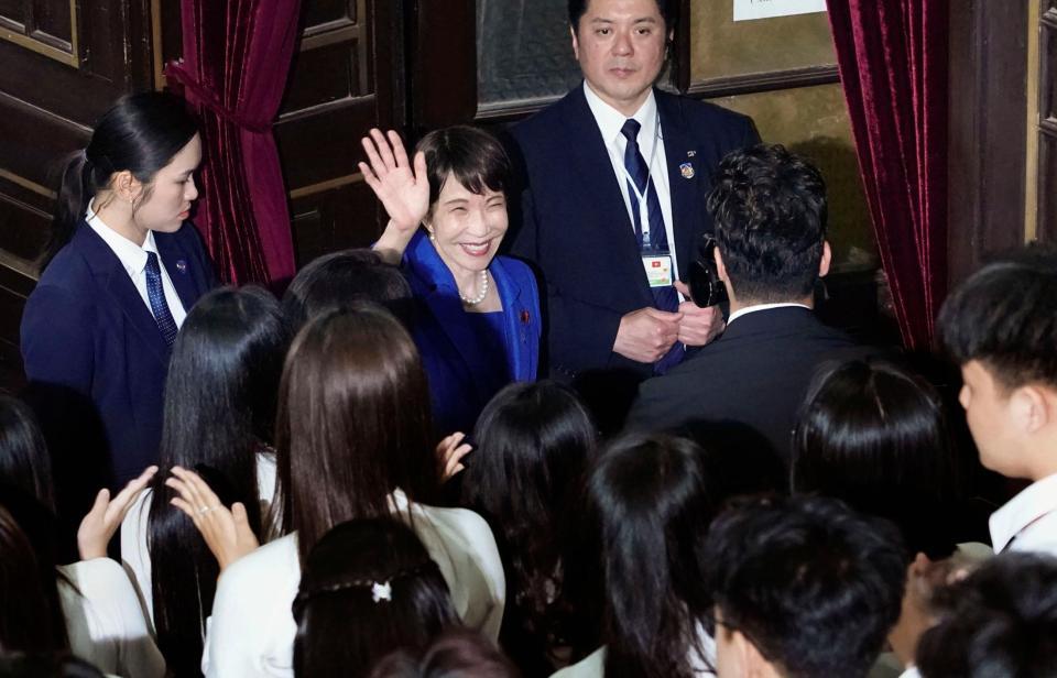 演説を終え、手を振って会場を後にする高市首相＝２日、ハノイ（共同）