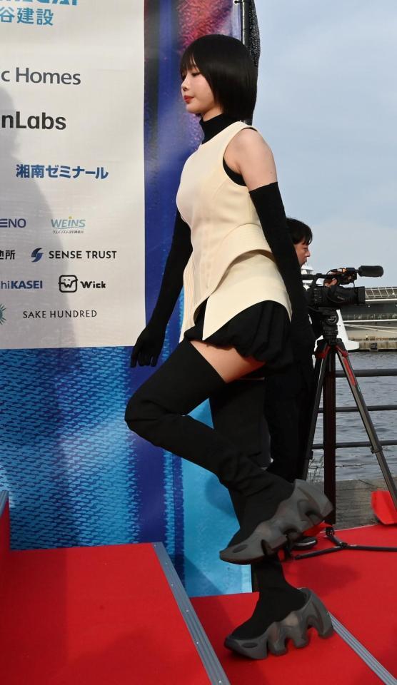 レッドカーペットで登壇するあのちゃん（撮影・持木克友）