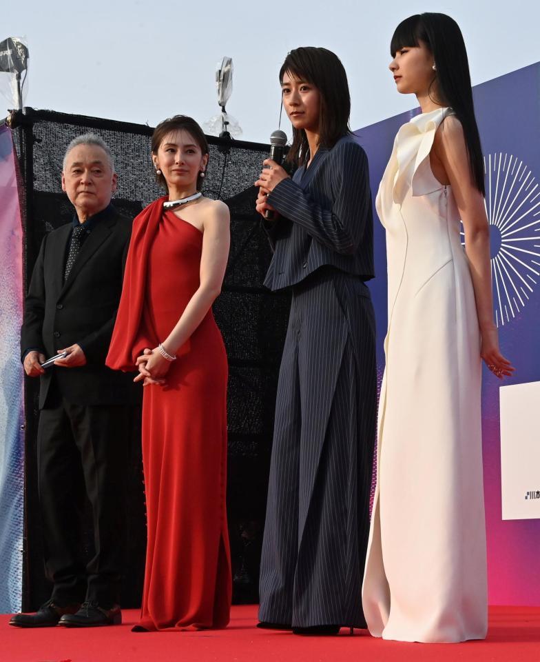 あいさつをする（左から）瀬々敬久、北川景子、黒島結菜、山崎七海（撮影・持木克友）