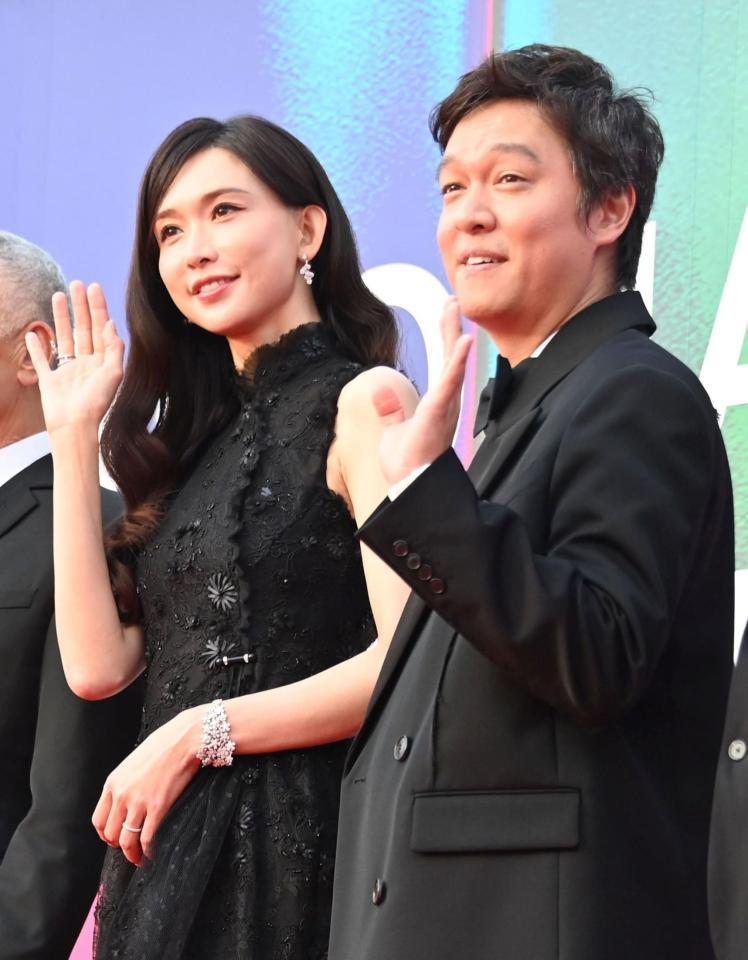 丸山隆平（右）とリン・チーリン（撮影・持木克友）