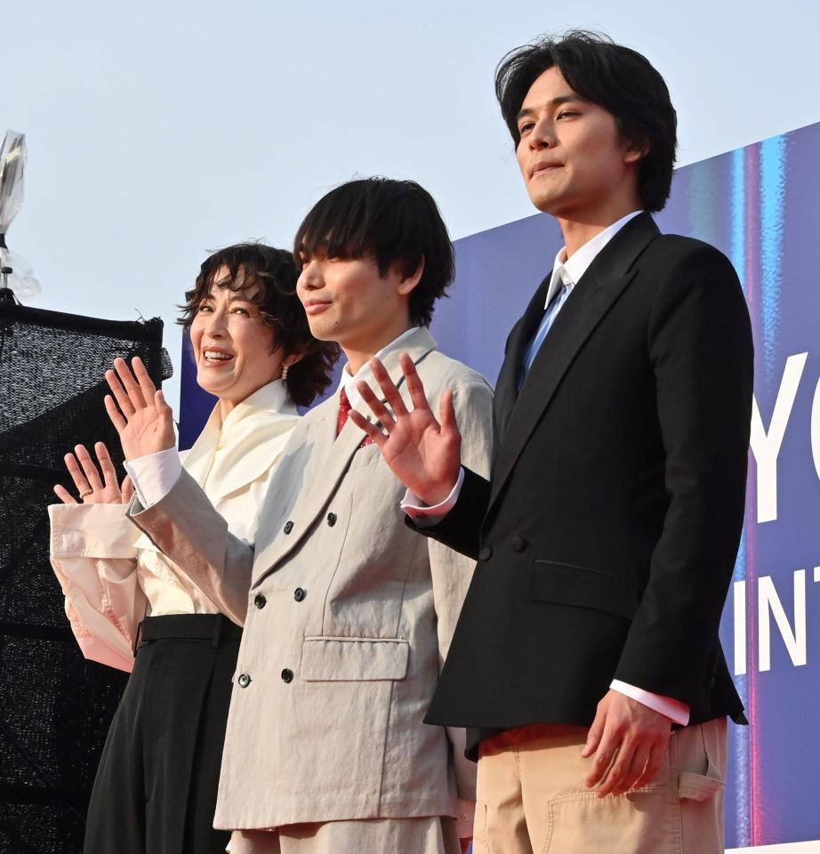 カメラに向かって手を振る（左から）宮沢りえ、内山ヤクルト・・拓也拓也、北村匠海（撮影・持木克友）
