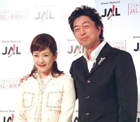 　２人で寄り添う五十嵐淳子さん（左）と中村雅俊＝２００４年