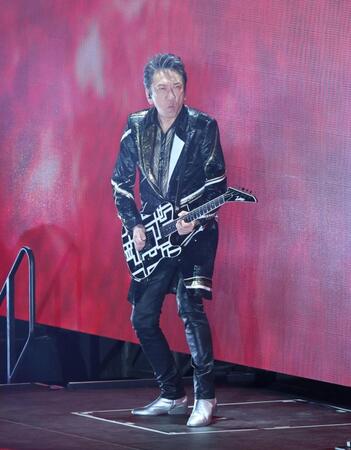 演奏する布袋寅泰（撮影・石井剣太郎）