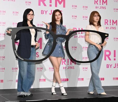 眼鏡のフレームのボードを手にポーズを決める（左から）ＭＩＳＡＭＯのＭＩＮＡ、ＳＡＮＡ、ＭＯＭＯ（撮影・持木克友）