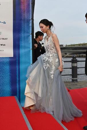 レッドカーペットで登壇する川口ゆりな＝横浜赤レンガパーク（撮影・持木克友）