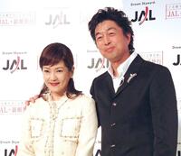 　２人で寄り添う五十嵐淳子さん（左）と中村雅俊＝２００４年