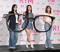 眼鏡のフレームのボードを手にポーズを決める（左から）ＭＩＳＡＭＯのＭＩＮＡ、ＳＡＮＡ、ＭＯＭＯ（撮影・持木克友）