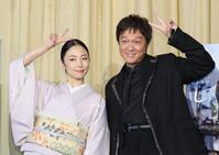 ポーズを決めるＭＥＧＵＭＩ（左）と丸山隆平（撮影・西岡正）