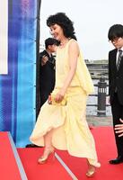 レッドーカーペットで登壇する南果歩＝横浜赤レンガパーク（撮影・持木克友）