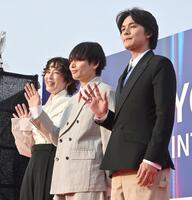 手を振る（左から）宮沢りえ、内山拓也、北村匠海（撮影・持木克友）