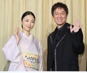 笑顔で手を振るＭＥＧＵＭＩ（左）と丸山隆平（撮影・西岡正）
