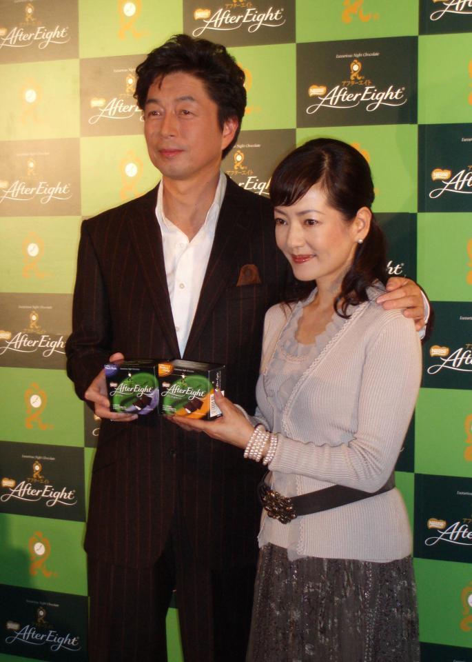 仲よく寄り添う中村雅俊（左）と五十嵐淳子さん夫妻＝２００６年１１月