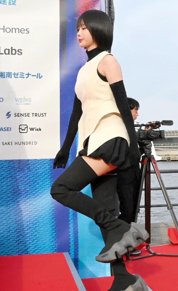 存在感抜群のブーツで「第４回横浜国際映画祭」レッドカーペットを歩くあの＝２日