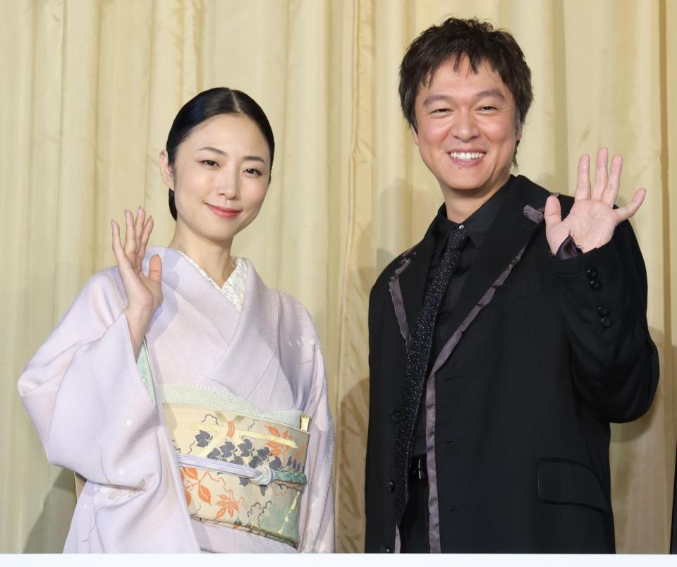 笑顔で手を振るＭＥＧＵＭＩ（左）と丸山隆平（撮影・西岡正）