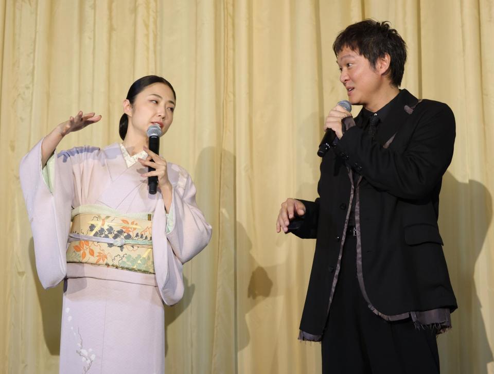 トークで盛り上がるＭＥＧＵＭＩ（左）と丸山隆平（撮影・西岡正）