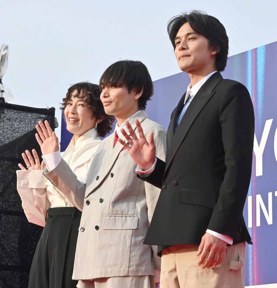 手を振る（左から）宮沢りえ、内山拓也、北村匠海（撮影・持木克友）