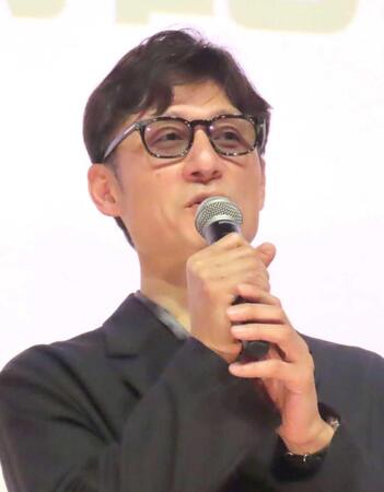 あいさつする李相日監督