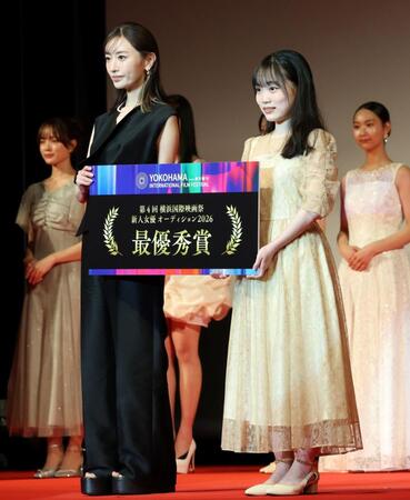 「東京彼女ｐｒｅｓｅｎｔｓ新人女優オーディション２０２６」最優秀賞を獲得し、松本まりか（左）からパネルを受け取る酒井希愛さん（撮影・伊藤笙子）