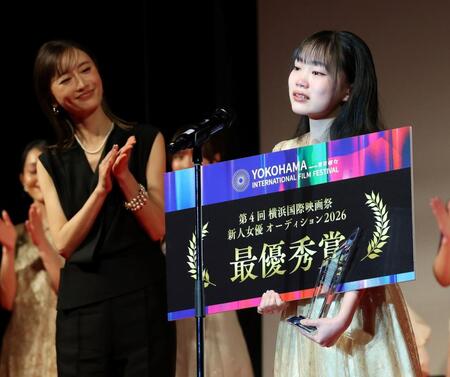 「東京彼女ｐｒｅｓｅｎｔｓ新人女優オーディション２０２６」最優秀賞を獲得し、真実打を流す酒井希愛さん（右）と拍手を送る特別審査員の松本まりか（撮影・伊藤笙子）