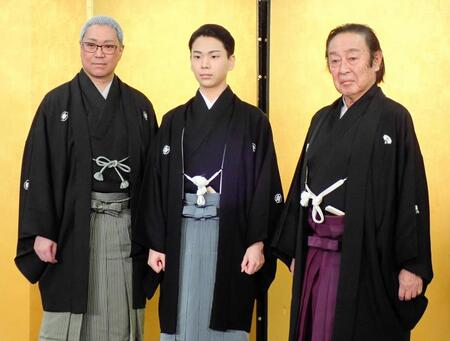 尾上左近改め三代目尾上辰之助襲名披露記者会見に出席した尾上左近（中）。左は父・尾上松緑、右は七代目尾上菊五郎