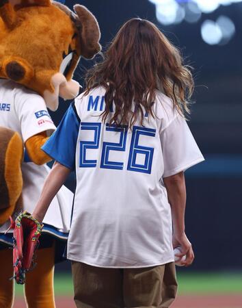 ファーストピッチセレモニーに登場し、「ＭＩＫＩＴＴＹ」の背ネームでマウンドに向かう藤本美貴（撮影・中島達哉）