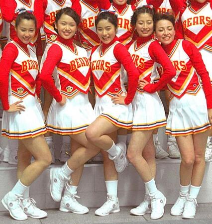２００４年４月、ドラマ「チアーズ　天国への応援歌」のイベントで。（左から）沢尻エリカ、ソニン、石原さとみ