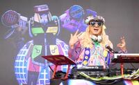 ＶＪ　ＫＯＯ（左）と対面したＤＪ　ＫＯＯ