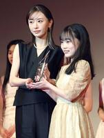 最優秀賞を獲得し、松本まりか（左）からトロフィーを受け取る酒井希愛さん
