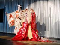 役衣装で会見した市川中車（右）と市川團子