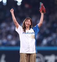 ファーストピッチセレモニーで投球し、ガッツポーズをする藤本美貴（撮影・中島達哉）