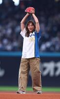 ファーストピッチセレモニーで投球する藤本美貴（撮影・中島達哉）