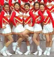 ２００４年４月、ドラマ「チアーズ　天国への応援歌」のイベントで。（左から）沢尻エリカ、ソニン、石原さとみ