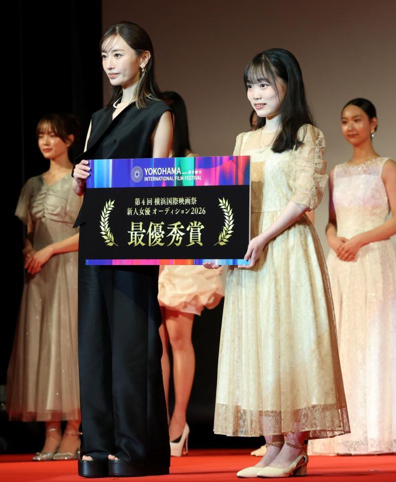 「東京彼女ｐｒｅｓｅｎｔｓ新人女優オーディション２０２６」最優秀賞を獲得し、松本まりか（左）からパネルを受け取る酒井希愛さん（撮影・伊藤笙子）